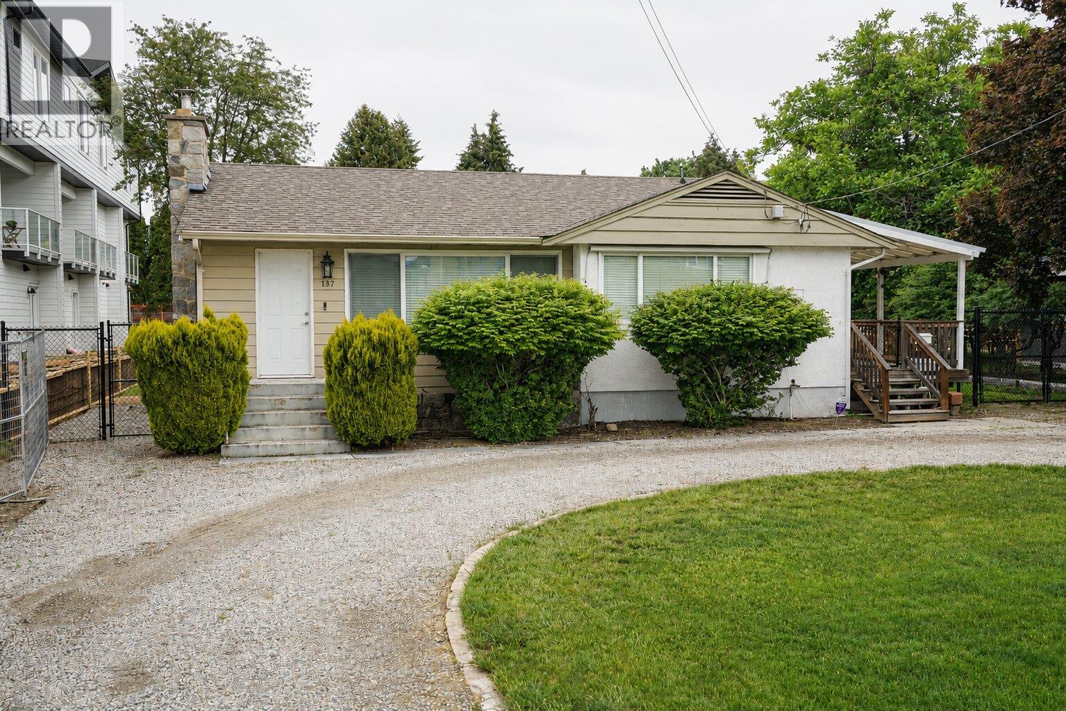 137 Green Avenue W Property Photo 8