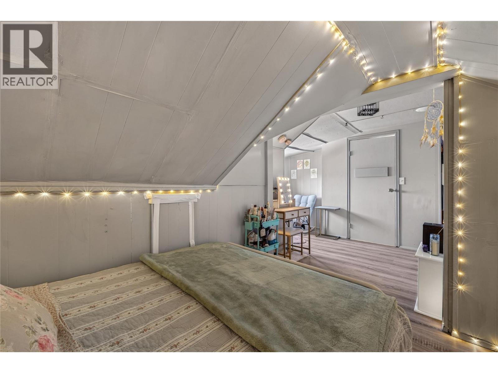 574 Van Horne Street Property Photo 32