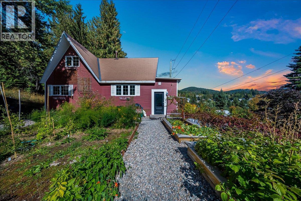 1398 Victoria Avenue Property Photo 1