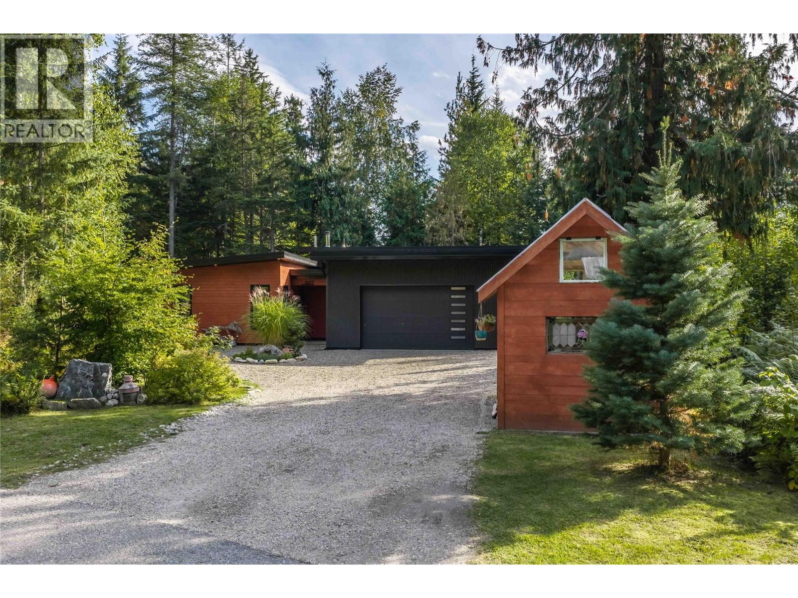 2077 Uplands Road Property Photo 3