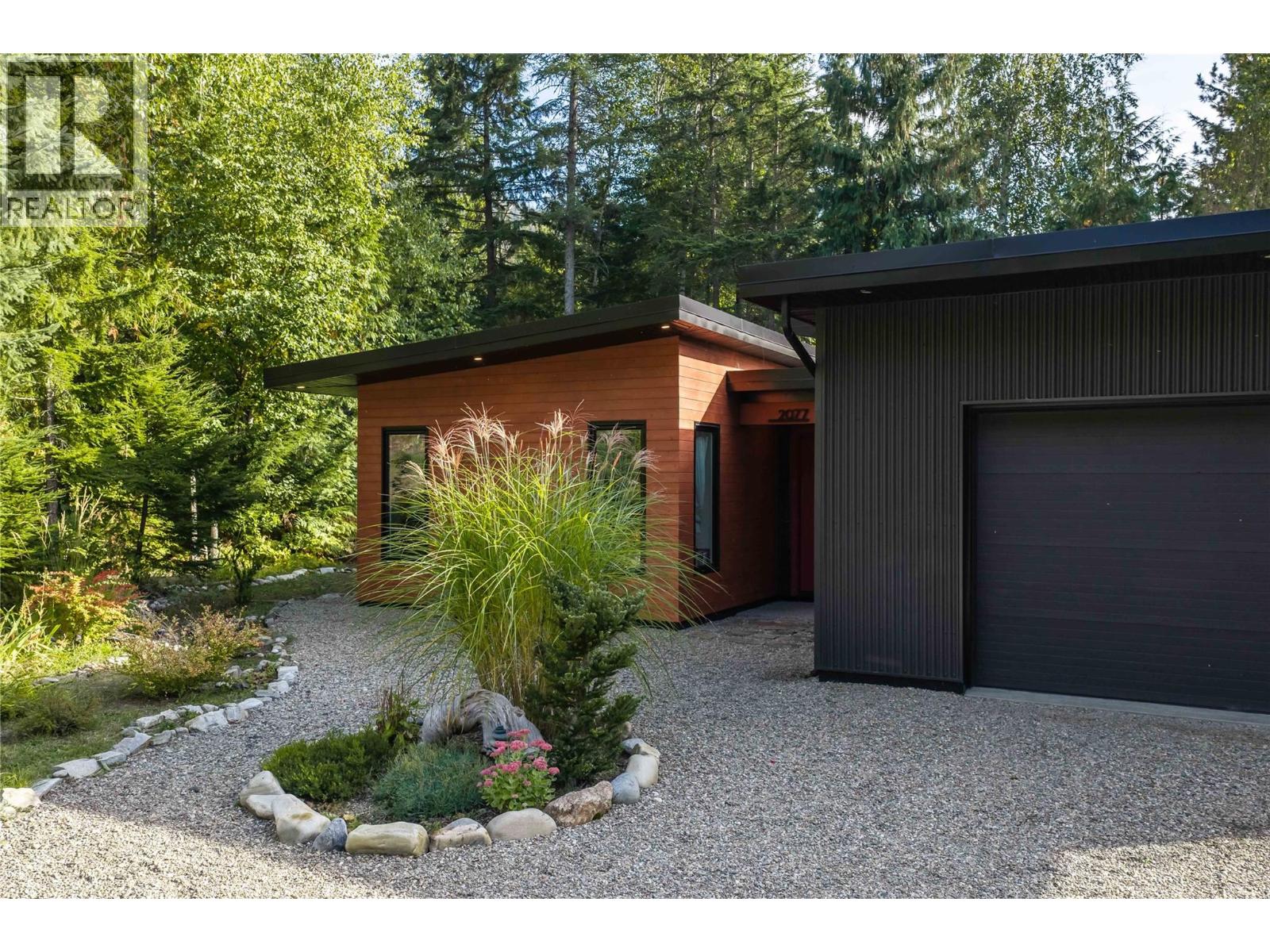 2077 Uplands Road Property Photo 5