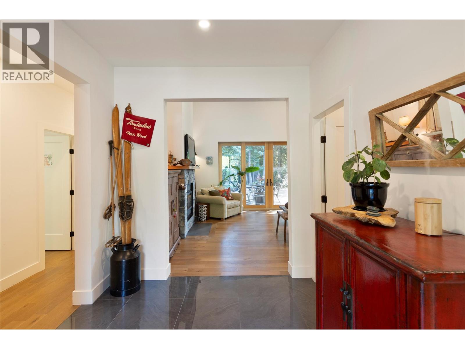 2077 Uplands Road Property Photo 8