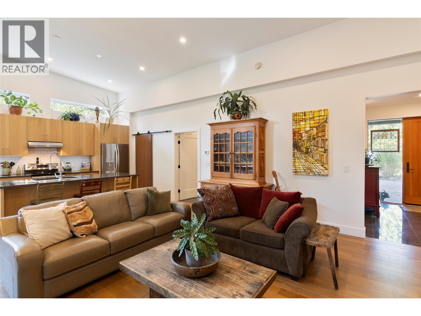 2077 Uplands Road Property Photo 9