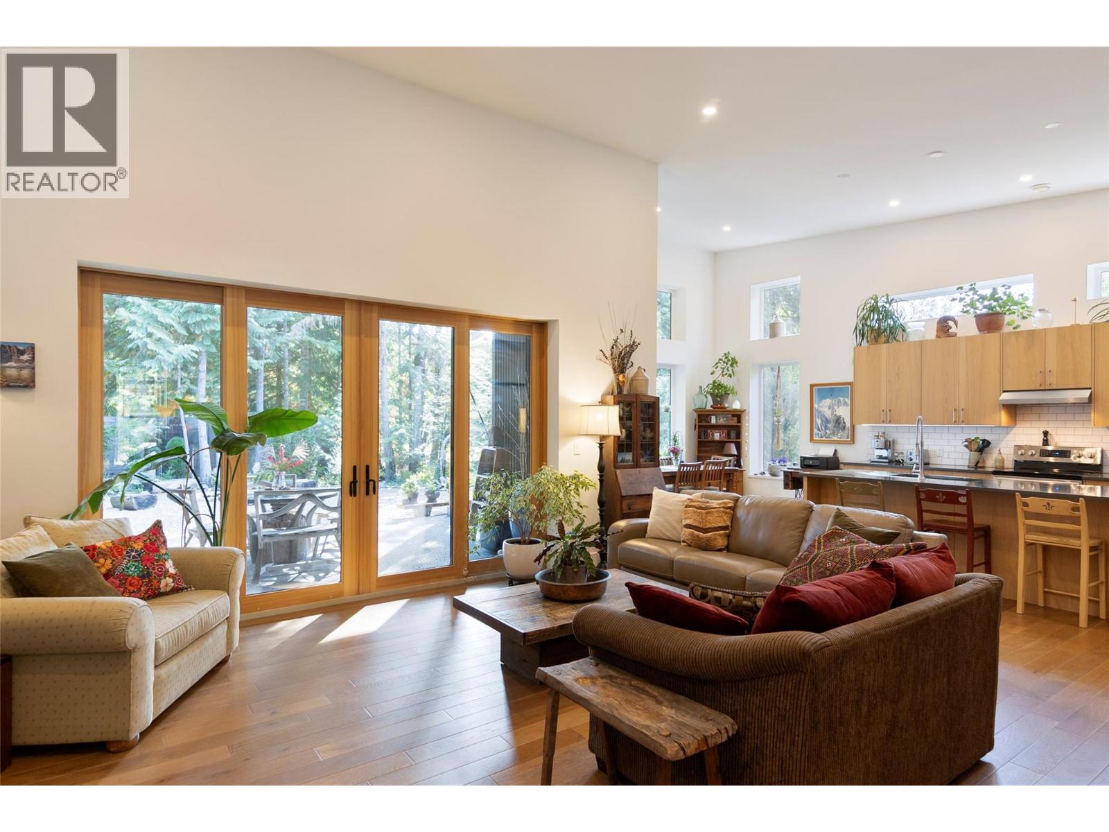 2077 Uplands Road Property Photo 10