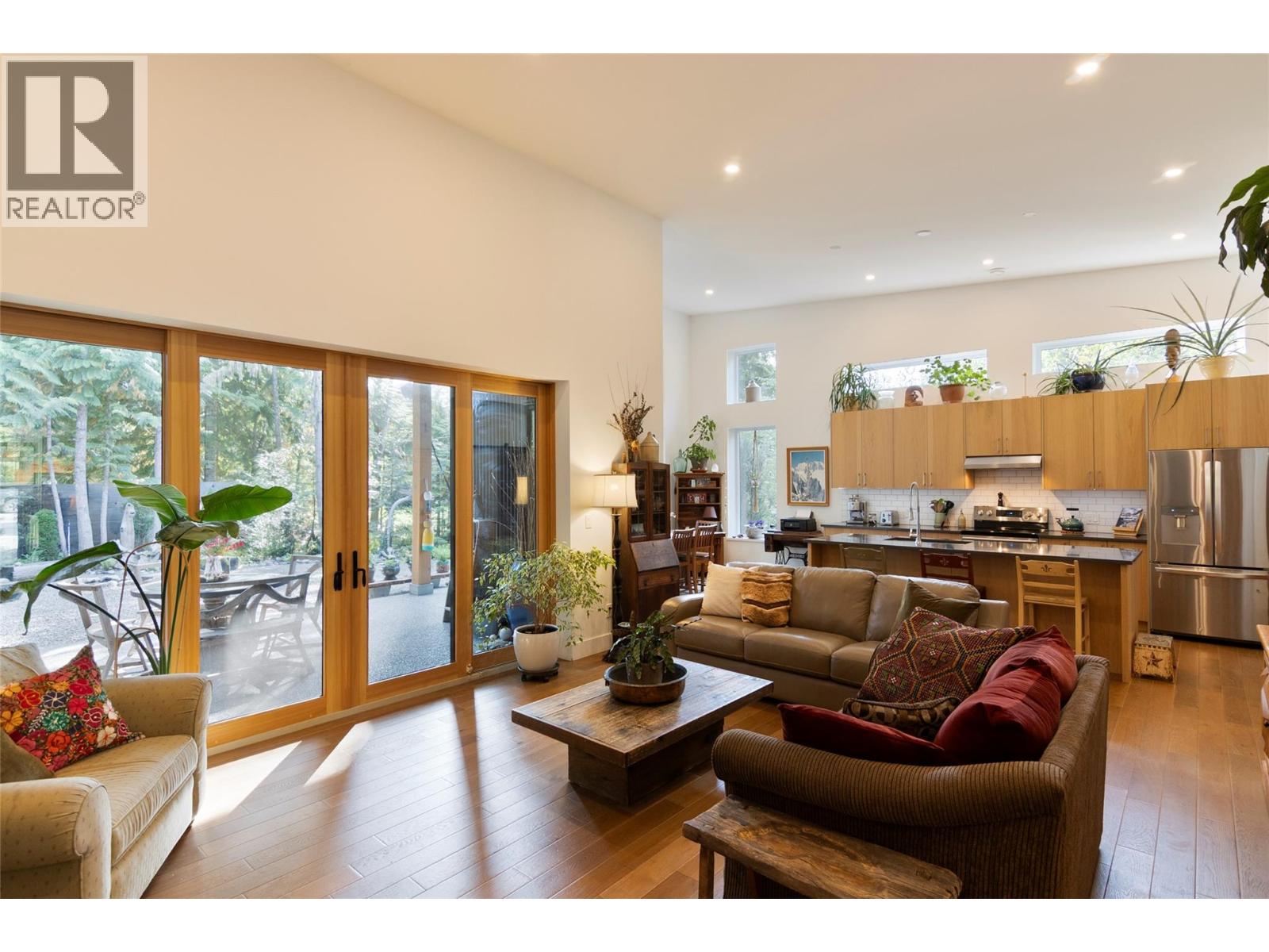 2077 Uplands Road Property Photo 11