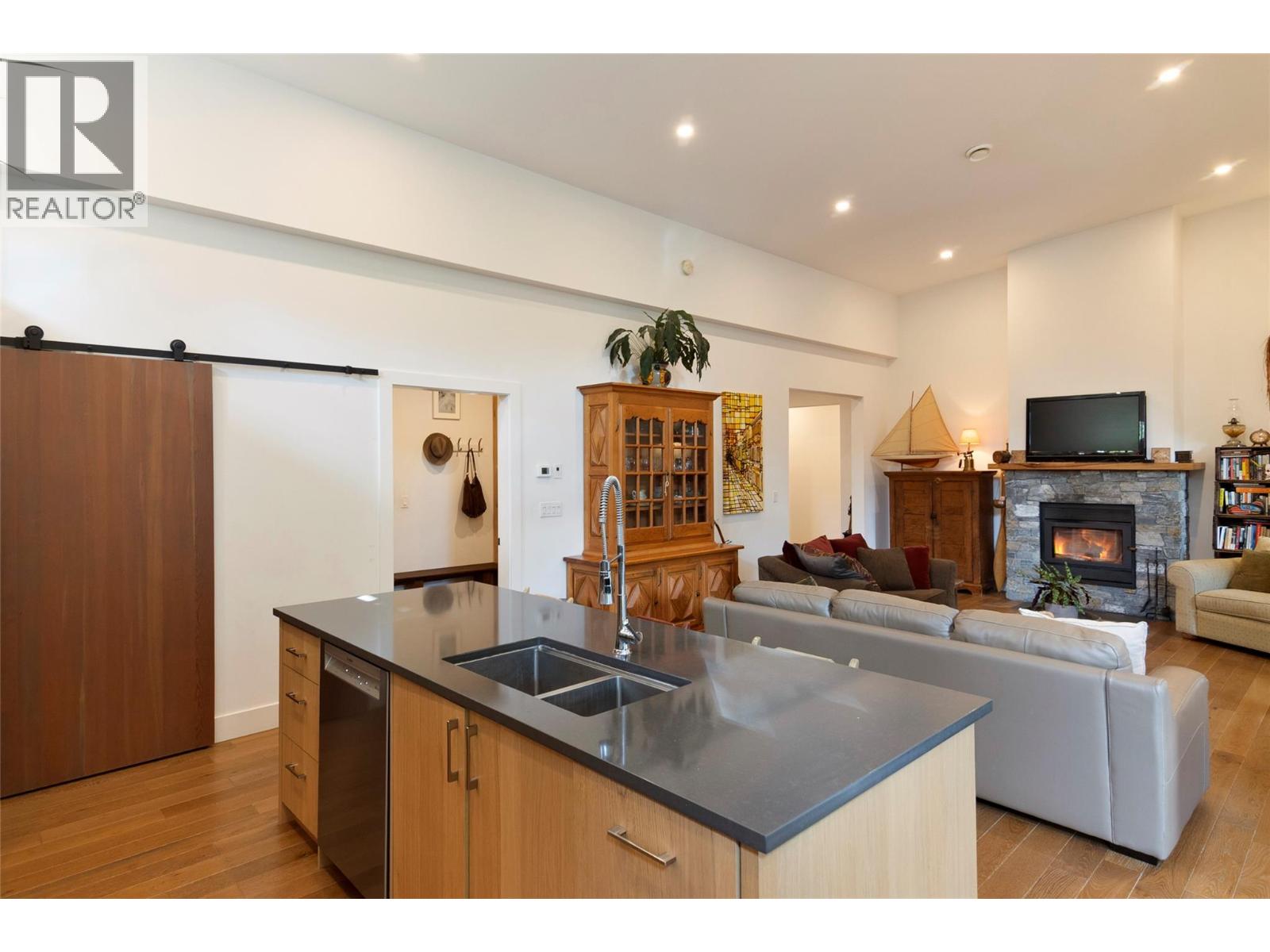 2077 Uplands Road Property Photo 13