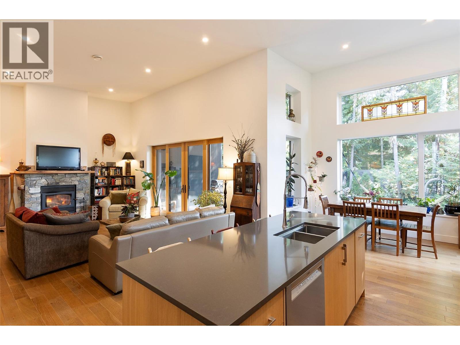 2077 Uplands Road Property Photo 14