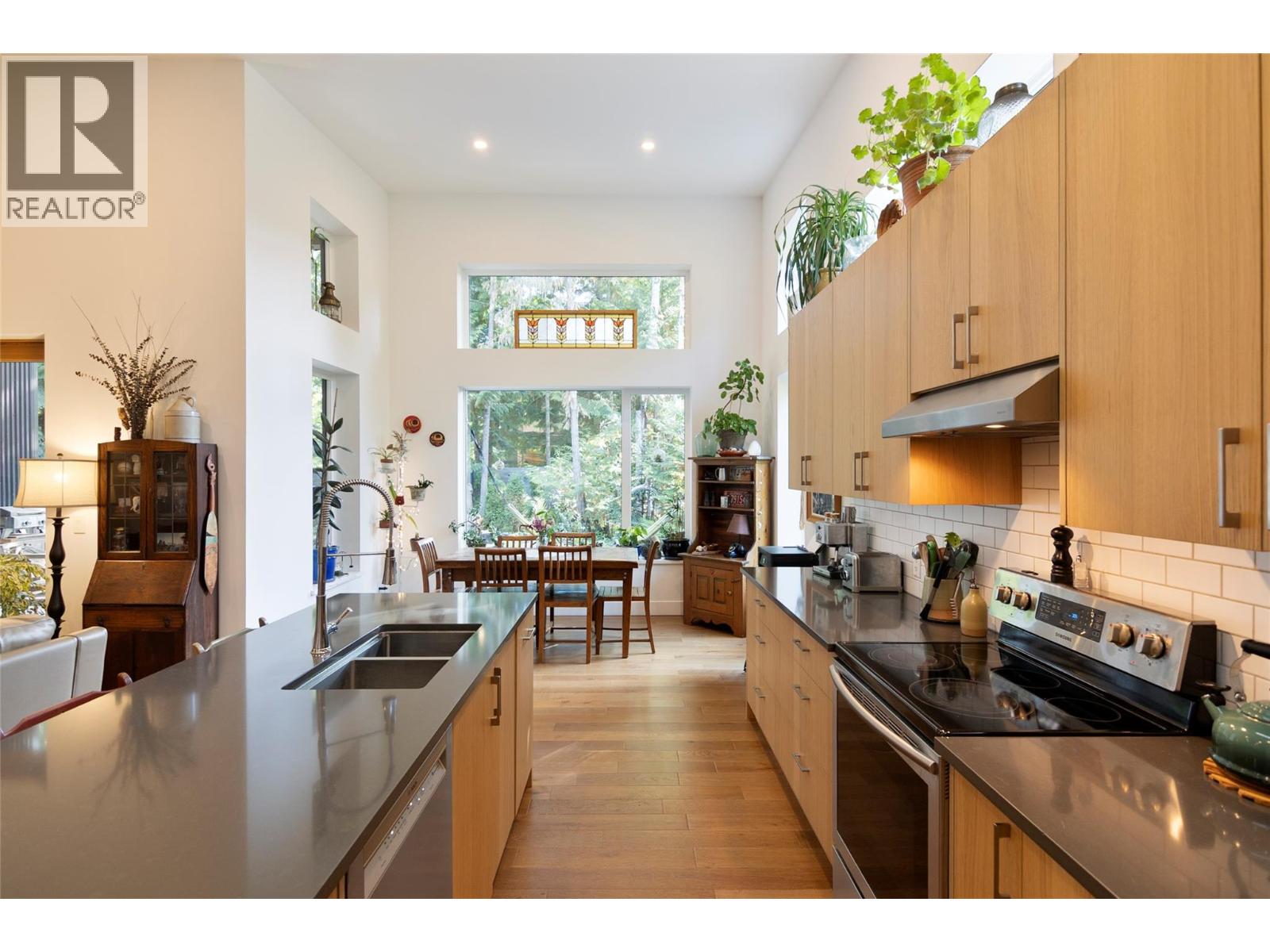 2077 Uplands Road Property Photo 15
