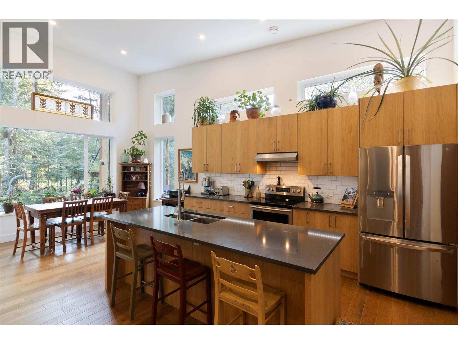 2077 Uplands Road Property Photo 16