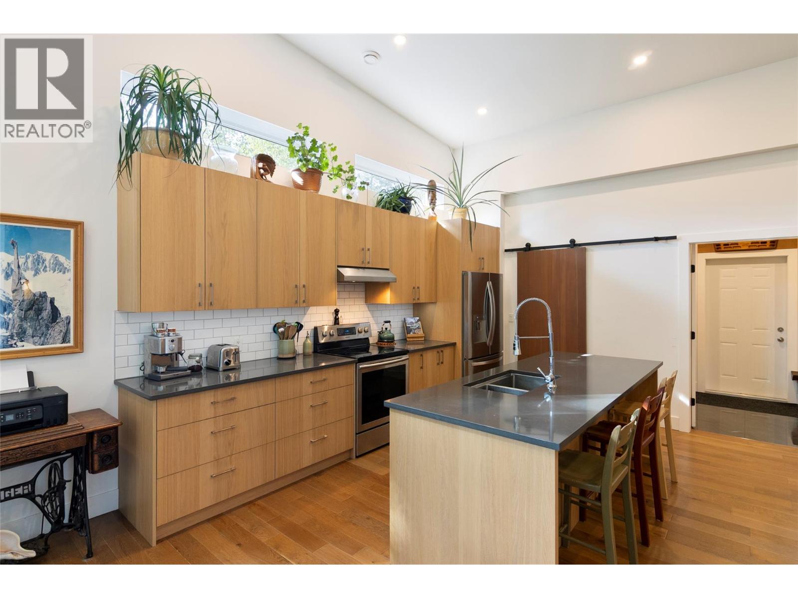2077 Uplands Road Property Photo 17