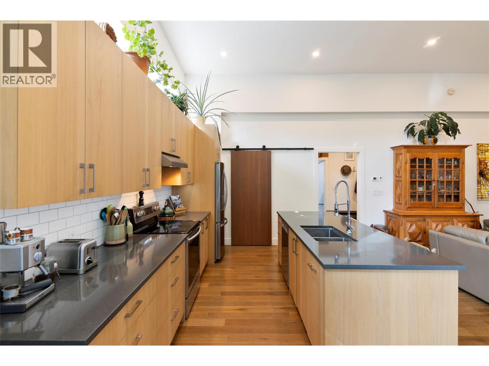 2077 Uplands Road Property Photo 18