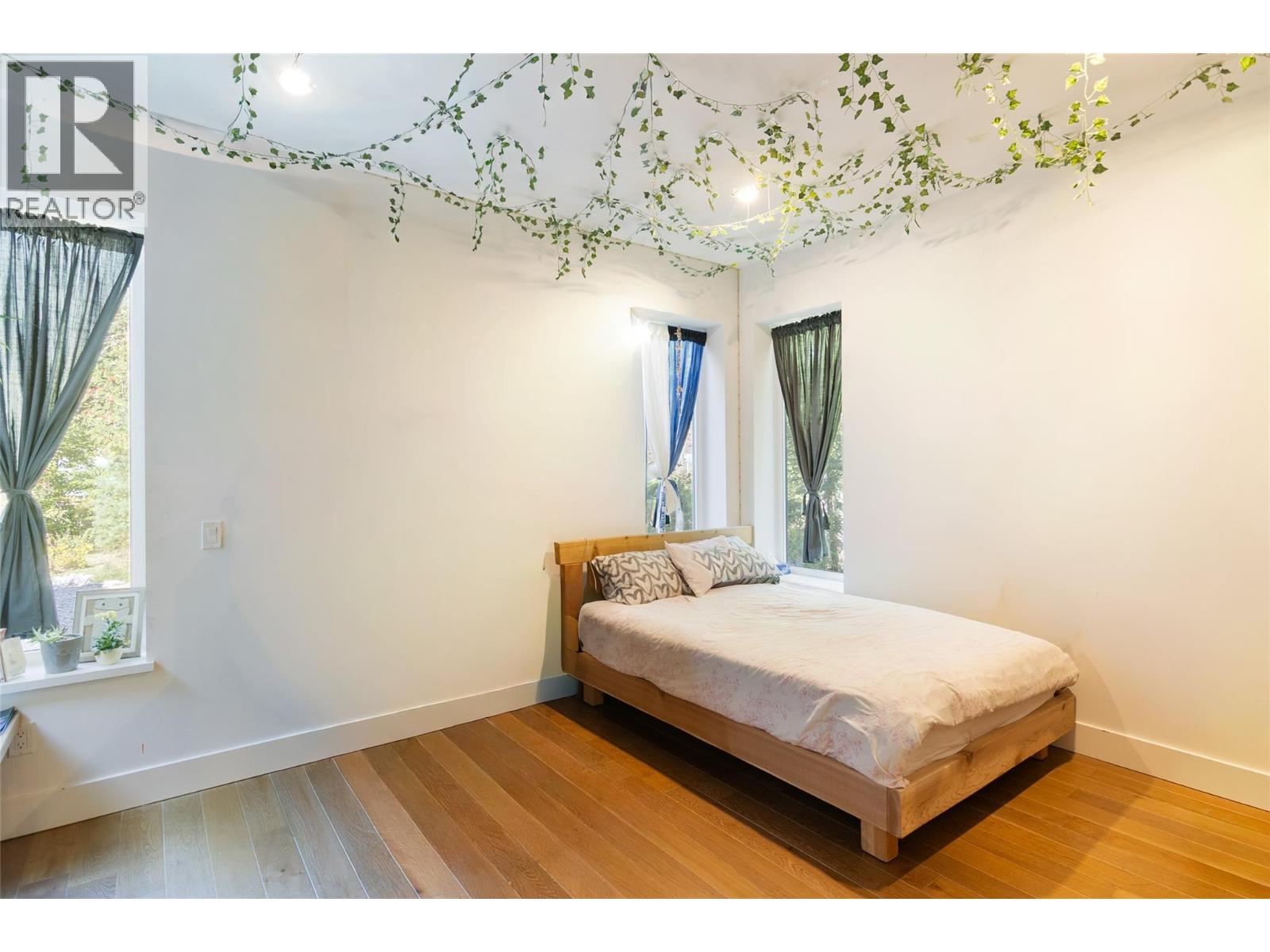 2077 Uplands Road Property Photo 20