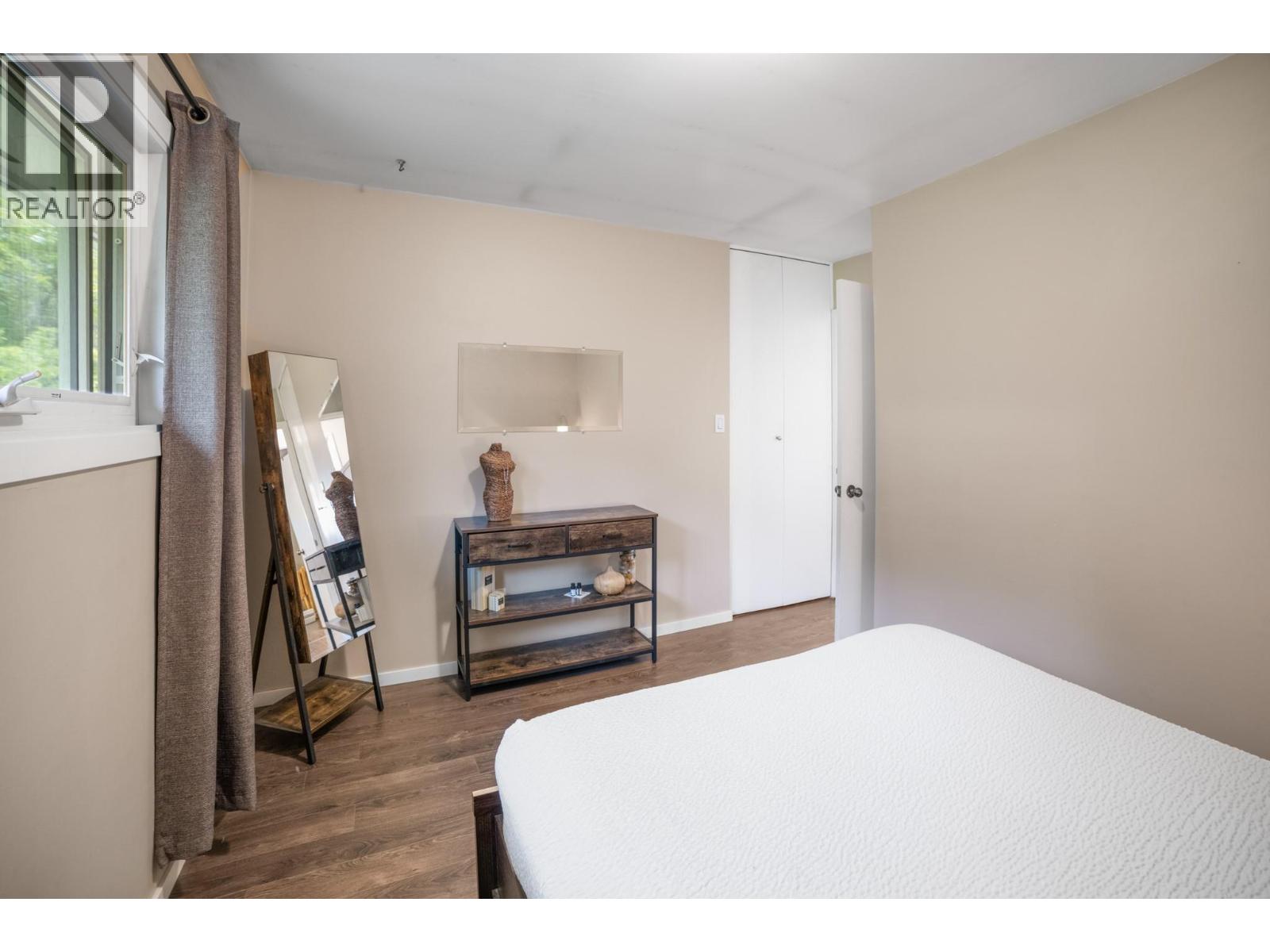 960 Monrose Road Property Photo 16