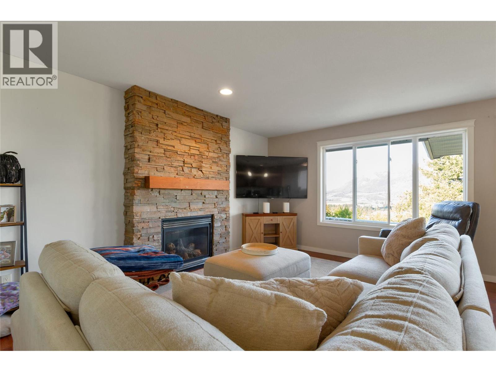 110 Red Rock Crescent Property Photo 2