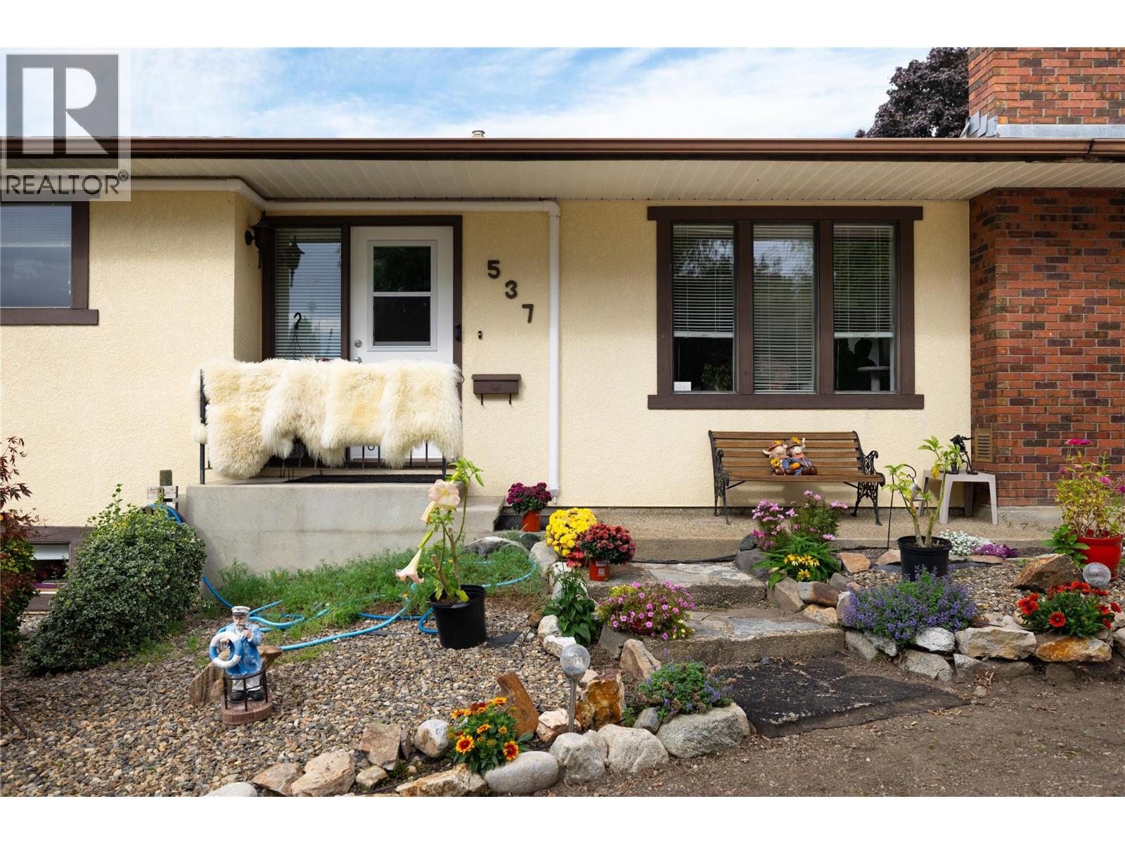 537 Robin Road Property Photo 4