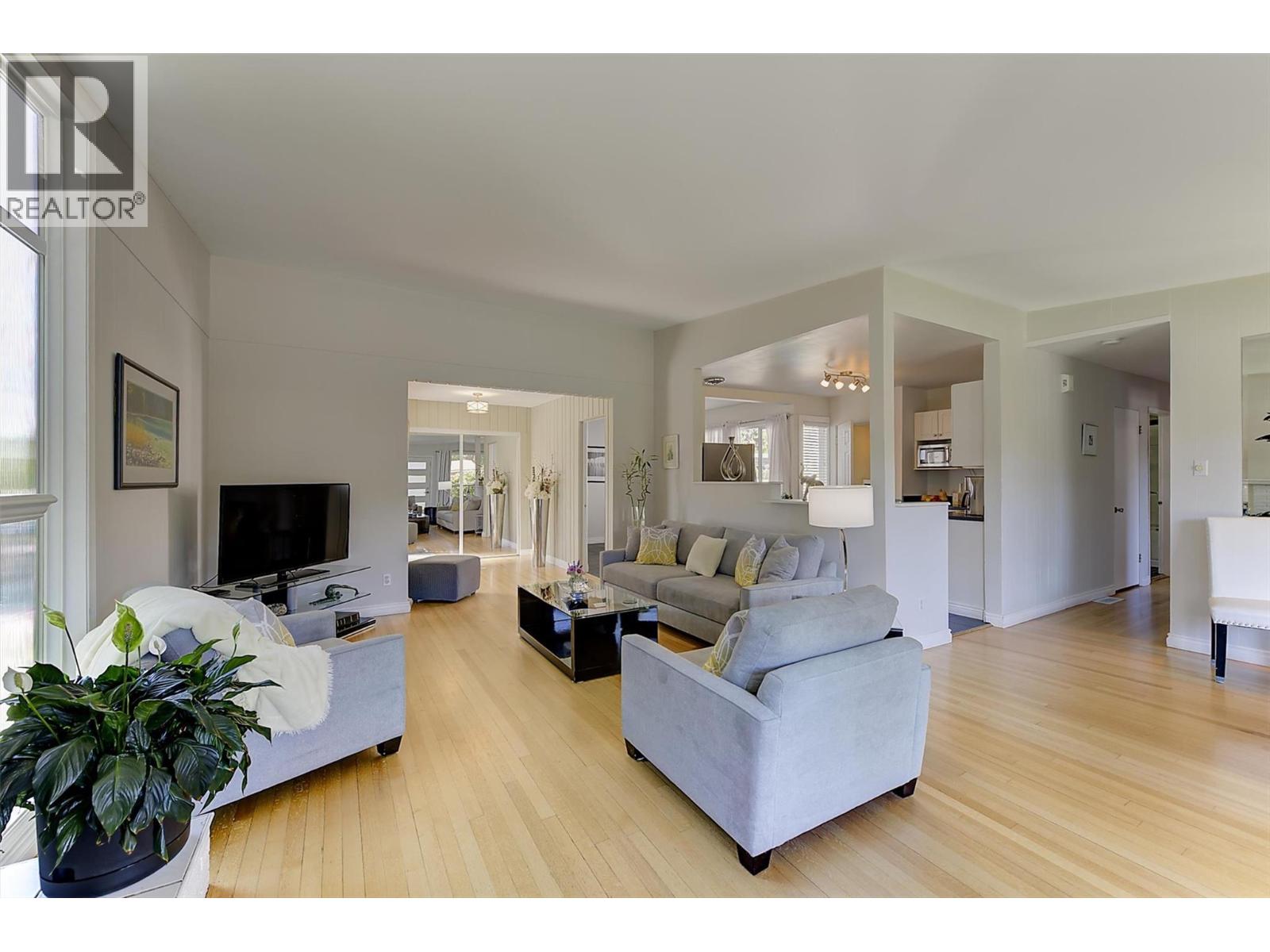 1296 Kelglen Crescent Property Photo 11