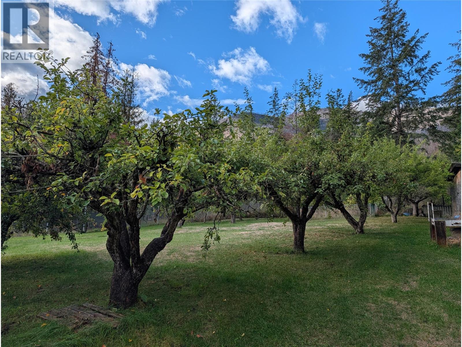 8893 Holding Road Property Photo 3
