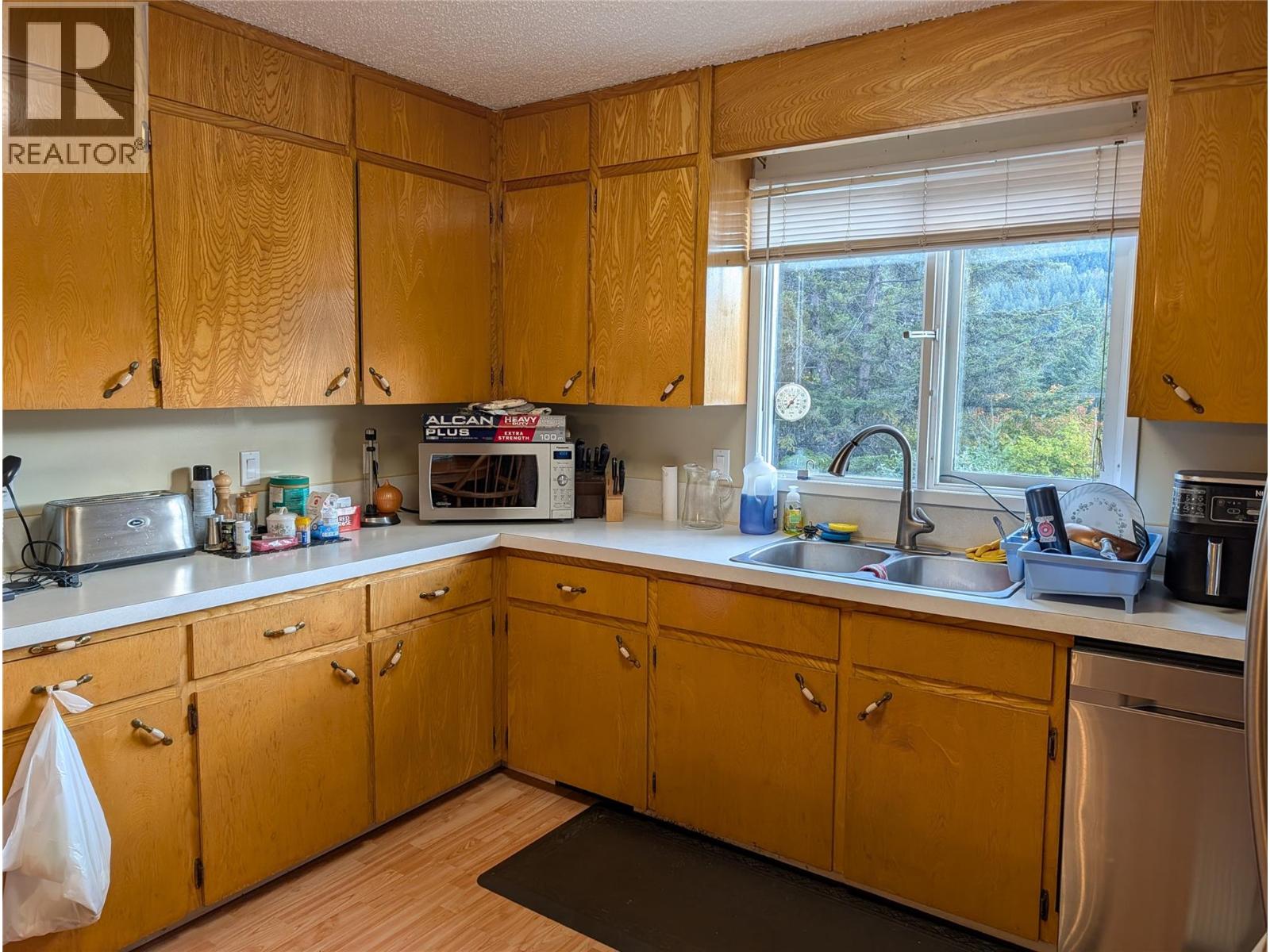 8893 Holding Road Property Photo 6