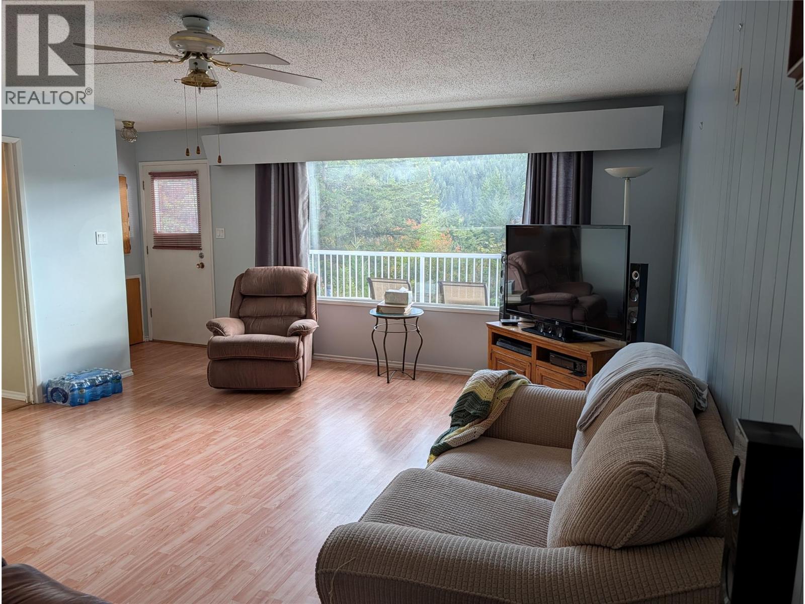 8893 Holding Road Property Photo 11