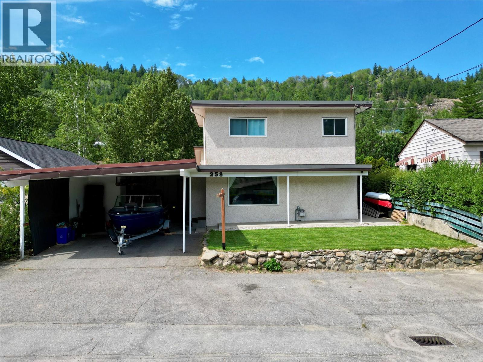 258 2nd Avenue Property Photo 1