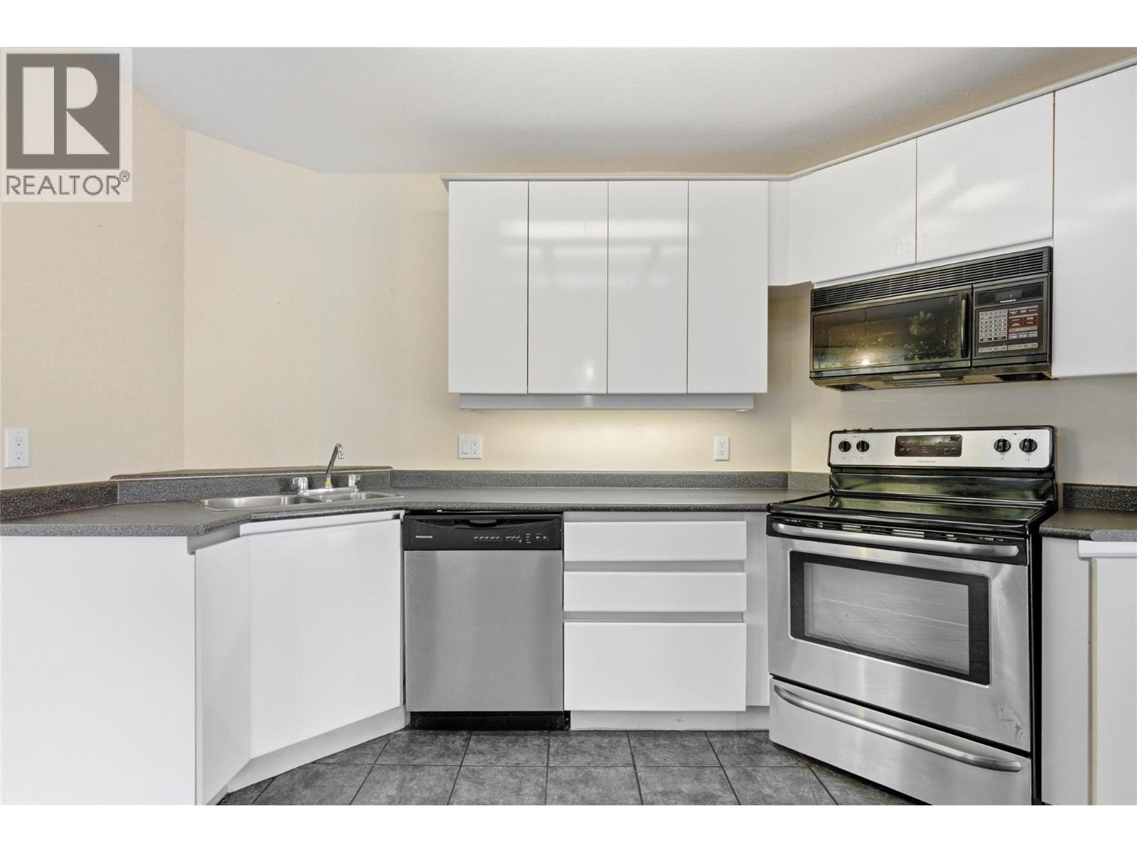 1398/1400 Semlin Drive Property Photo 32