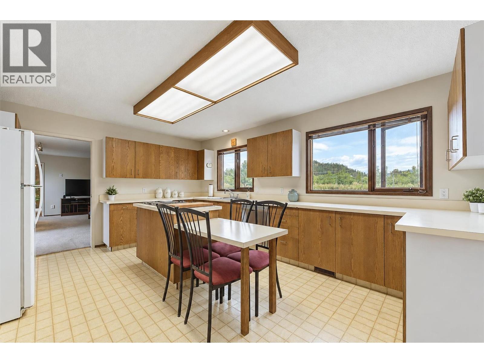 392 Valley Road N Property Photo 15