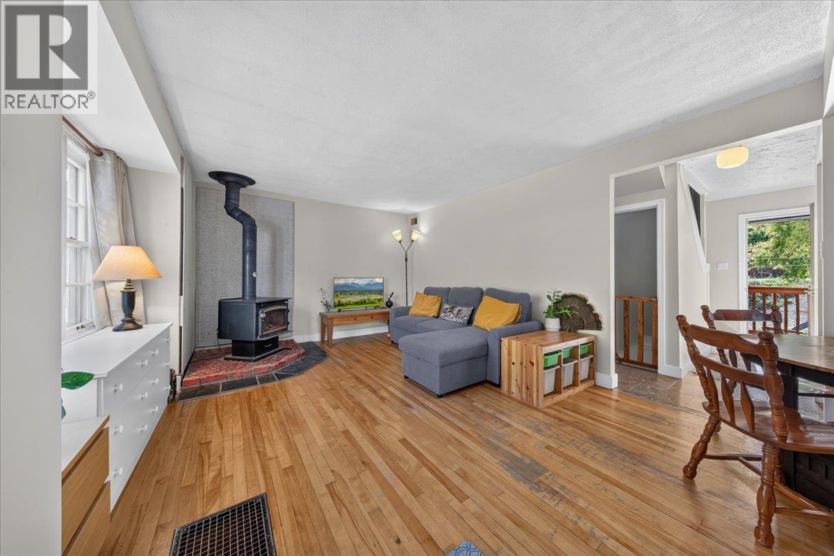 4895 Selkirk Avenue Property Photo 5