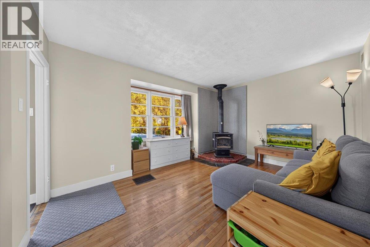 4895 Selkirk Avenue Property Photo 6