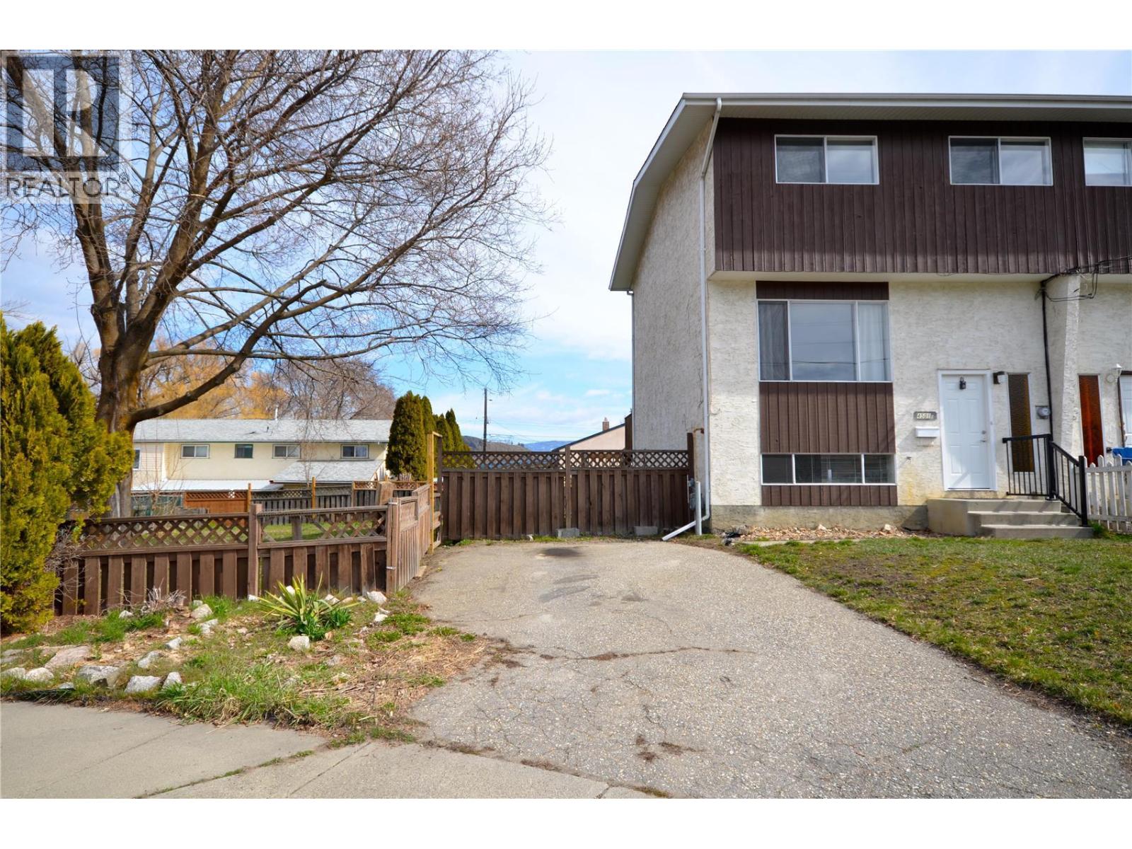 4501B 15 Avenue Property Photo 1