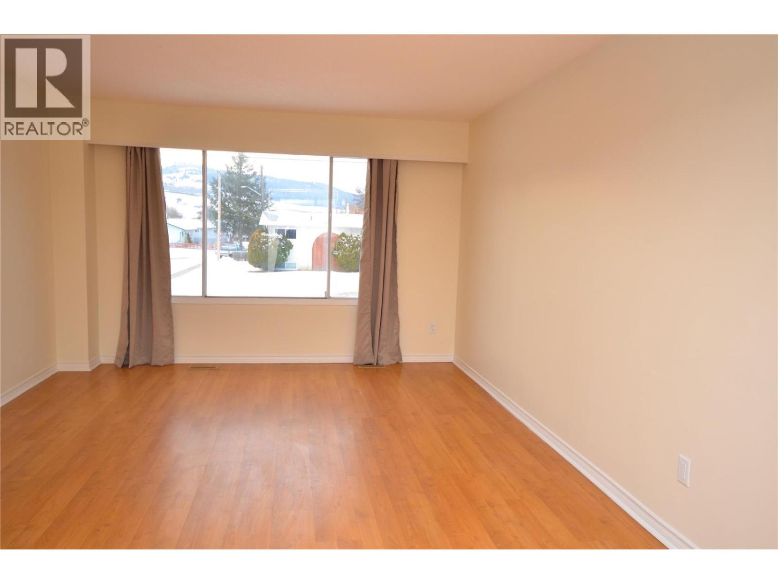 4501b 15 Avenue Property Photo 2