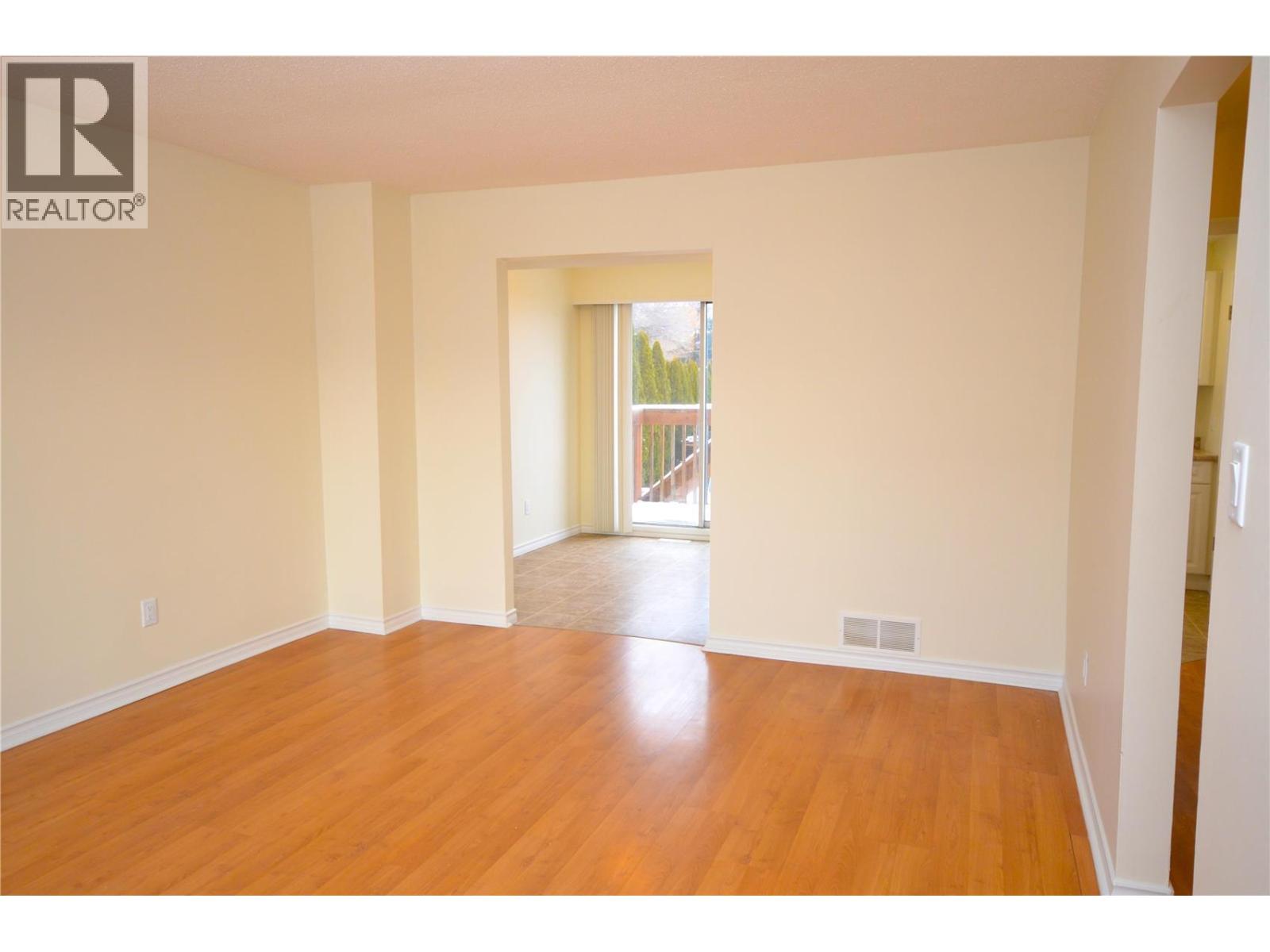 4501b 15 Avenue Property Photo 3
