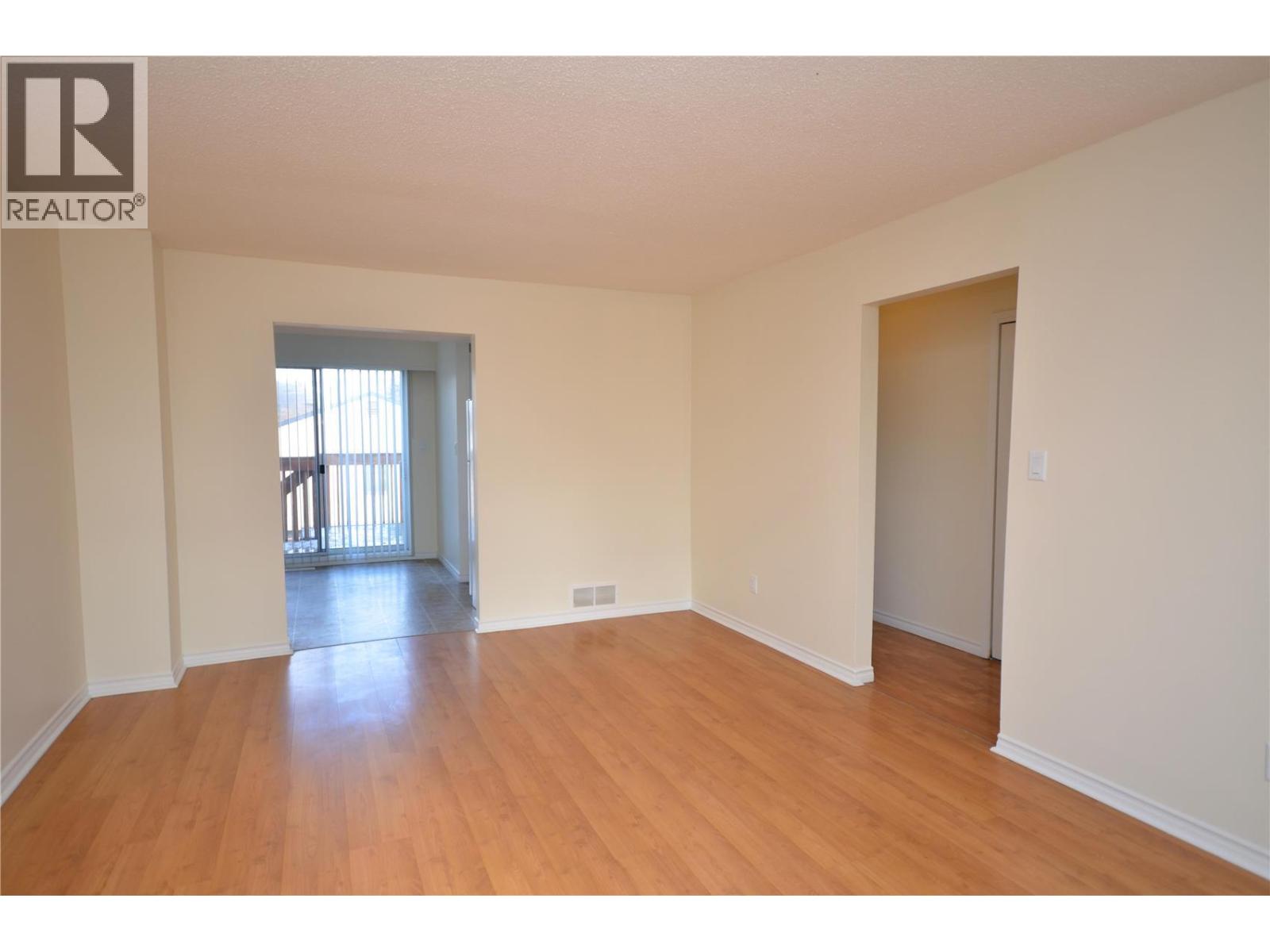 4501b 15 Avenue Property Photo 4