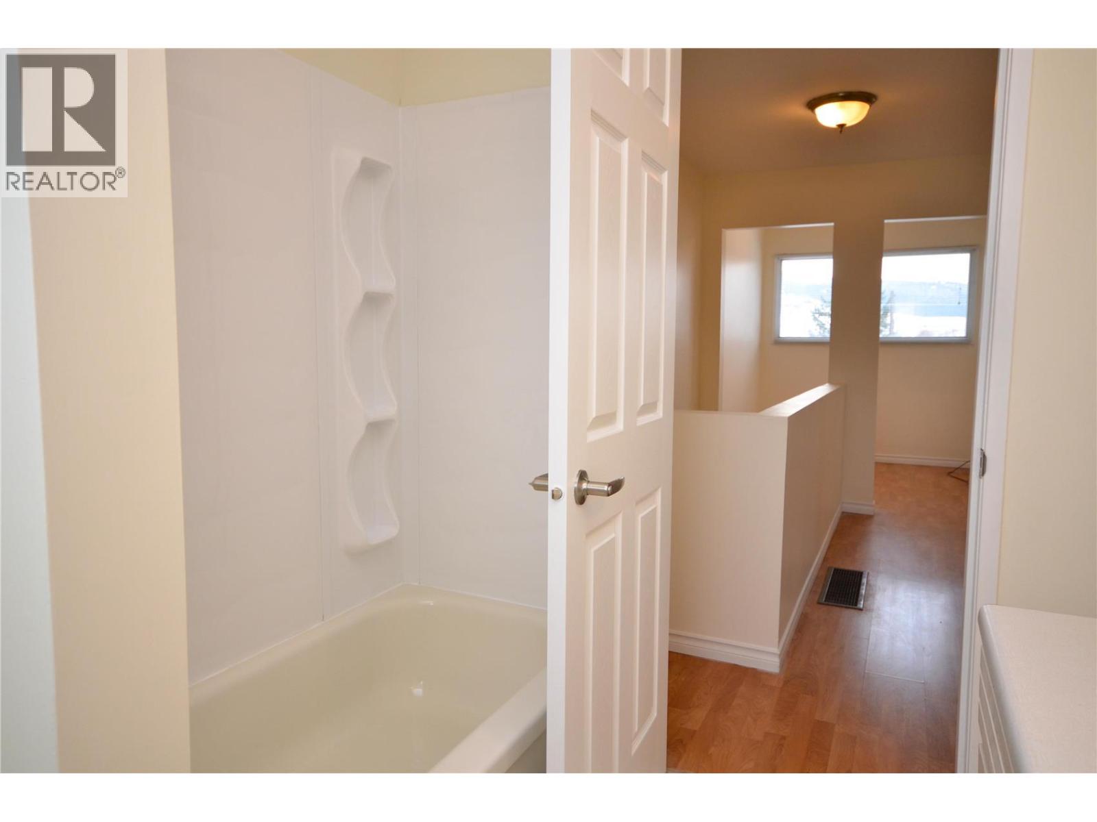 4501b 15 Avenue Property Photo 22