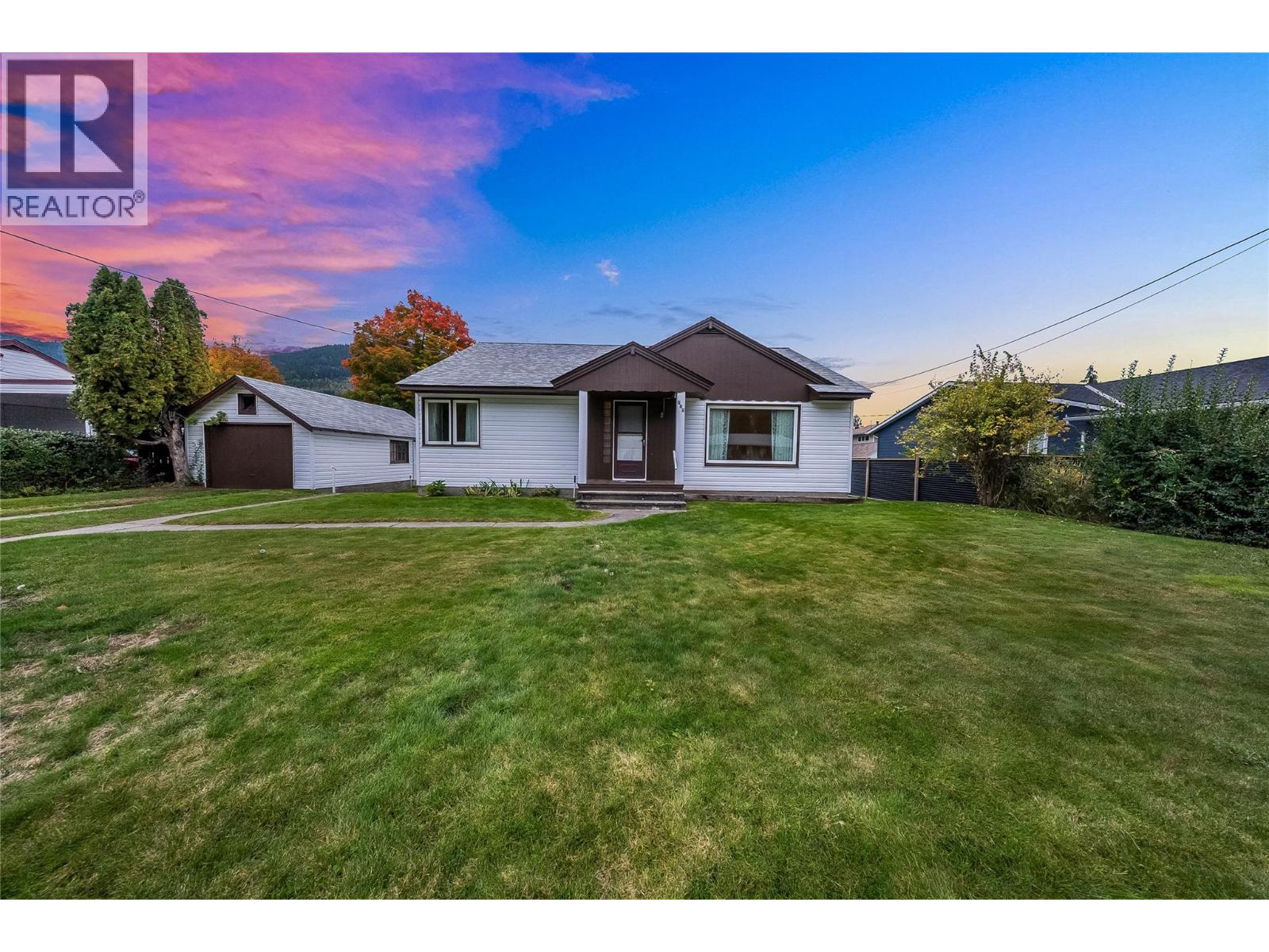 735 10th Avenue Property Photo 3