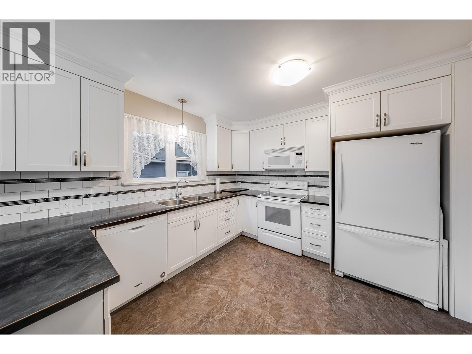 735 10th Avenue Property Photo 12