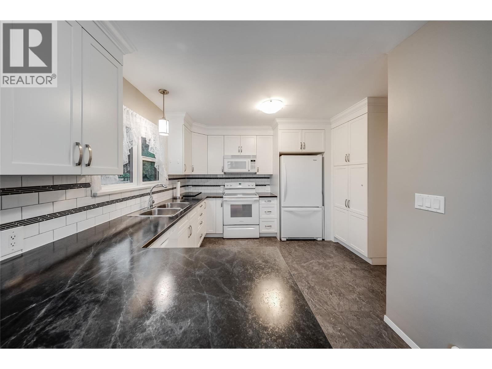 735 10th Avenue Property Photo 13