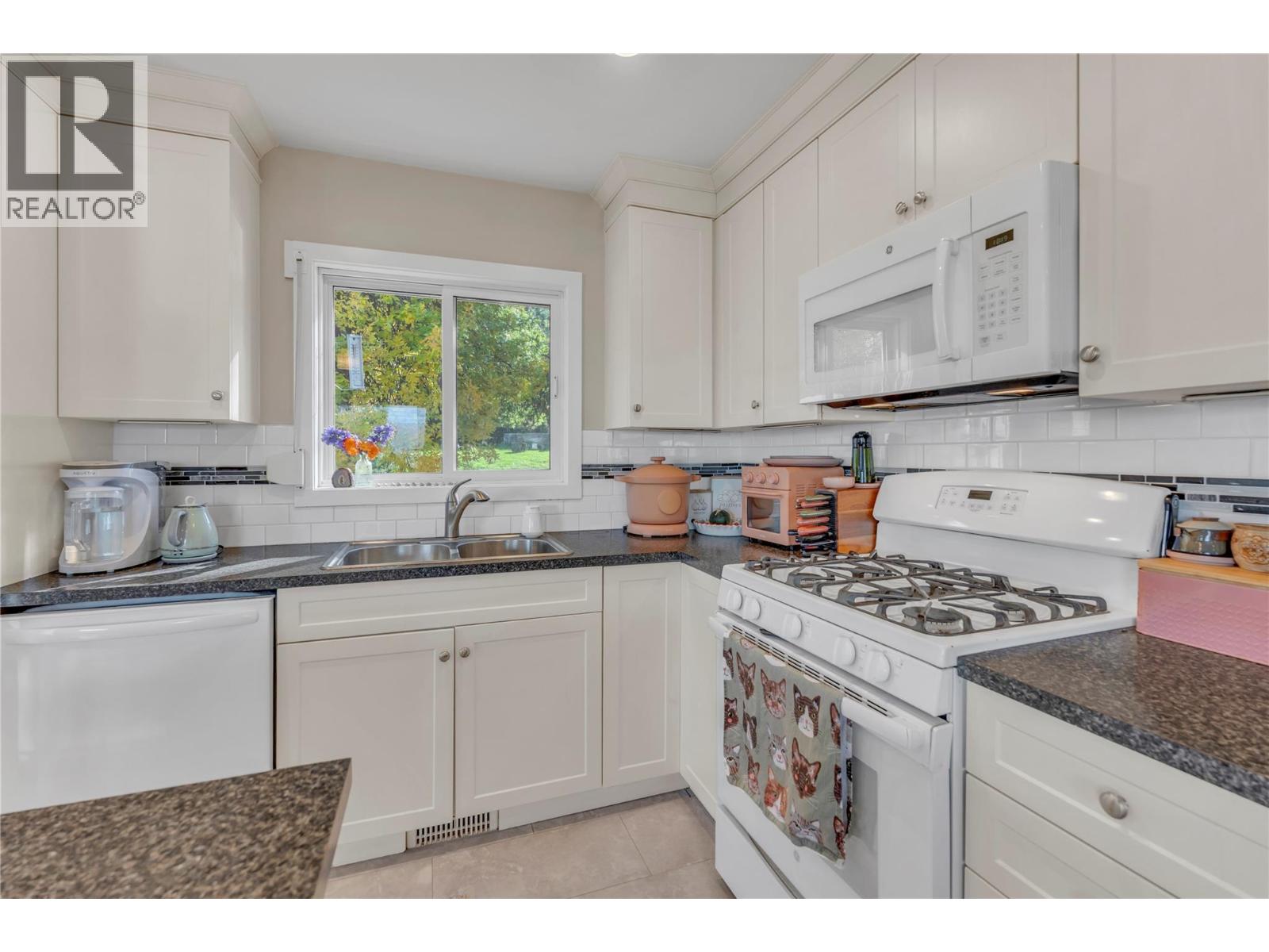 2864 Arawana Road Property Photo 17
