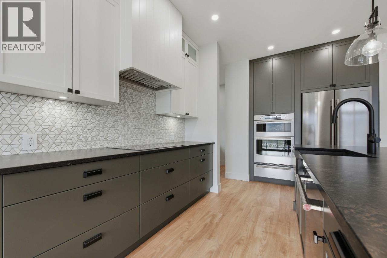 749 Carleton Street Property Photo 3
