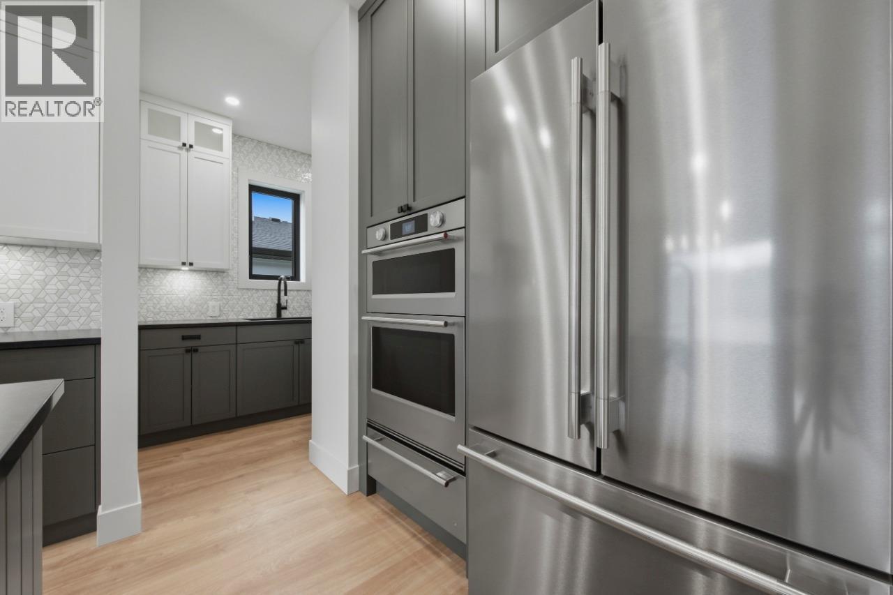 749 Carleton Street Property Photo 4