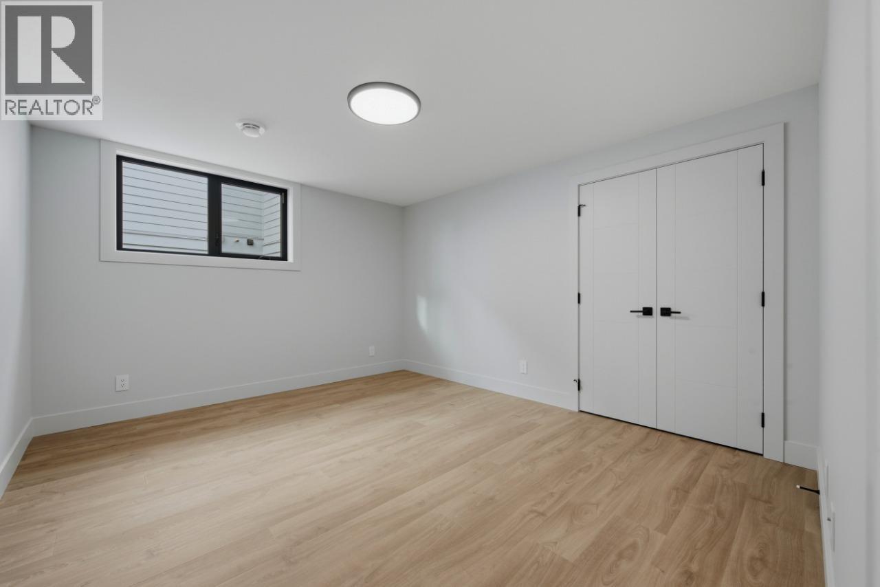 749 Carleton Street Property Photo 33
