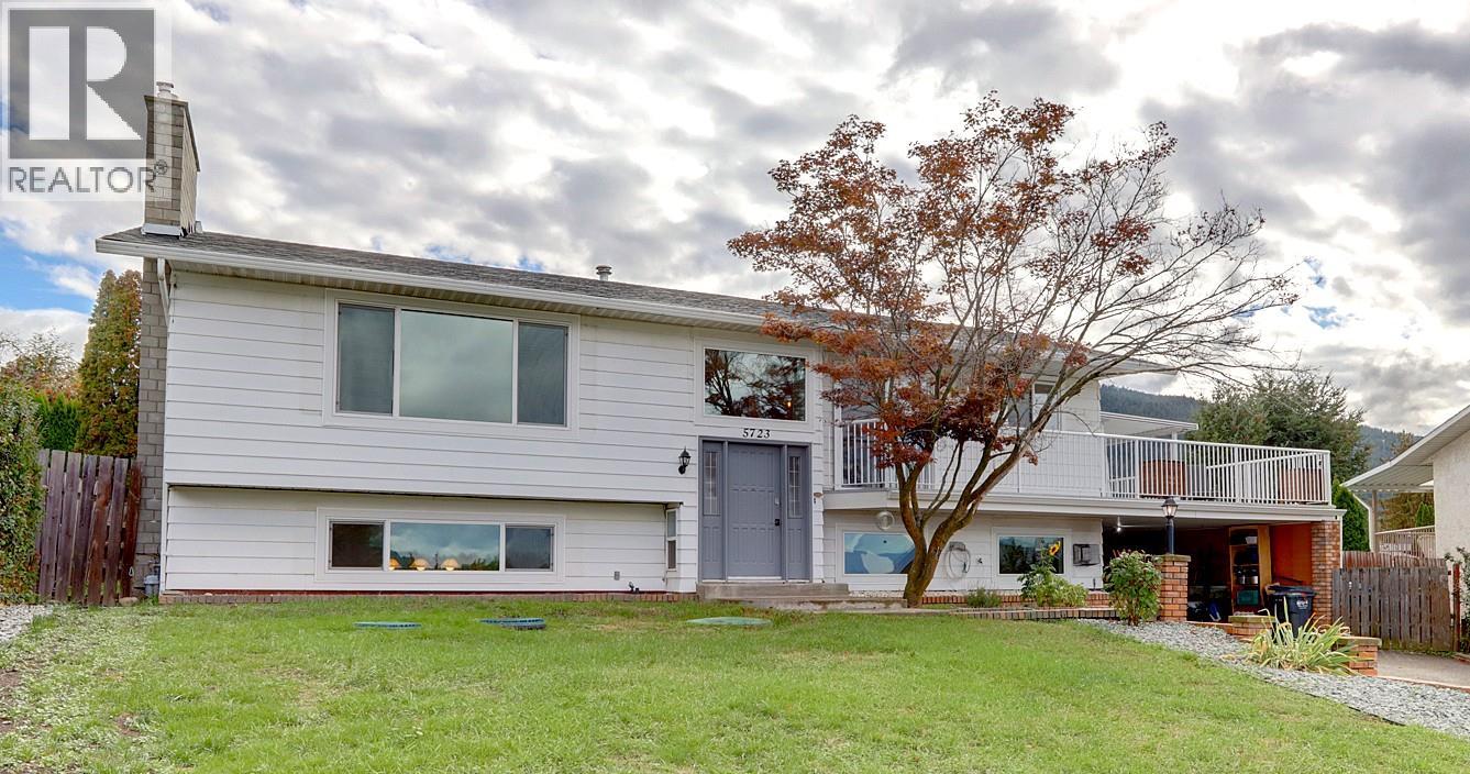 5723 Richards Crescent Property Photo 1