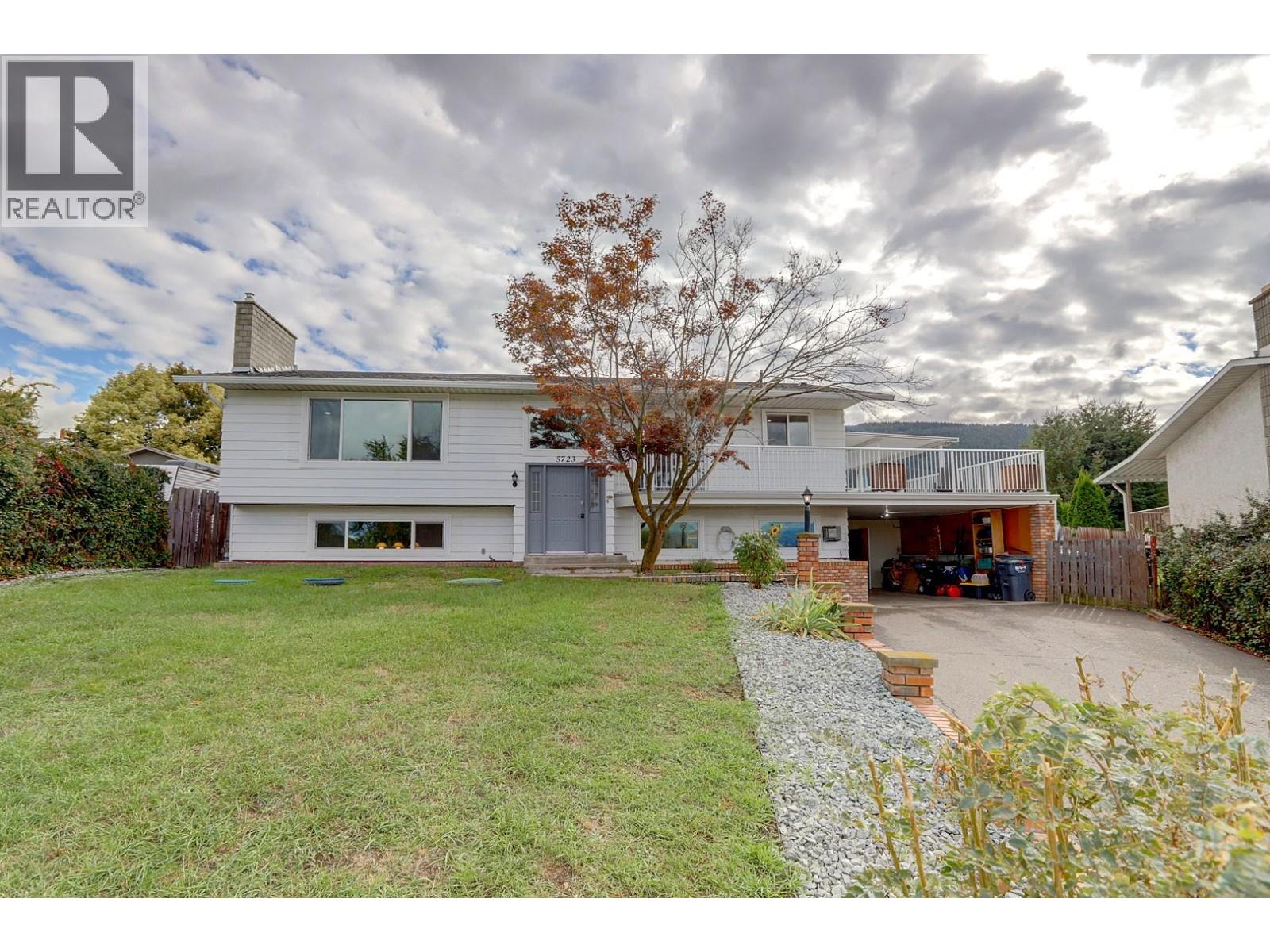 5723 Richards Crescent Property Photo 2