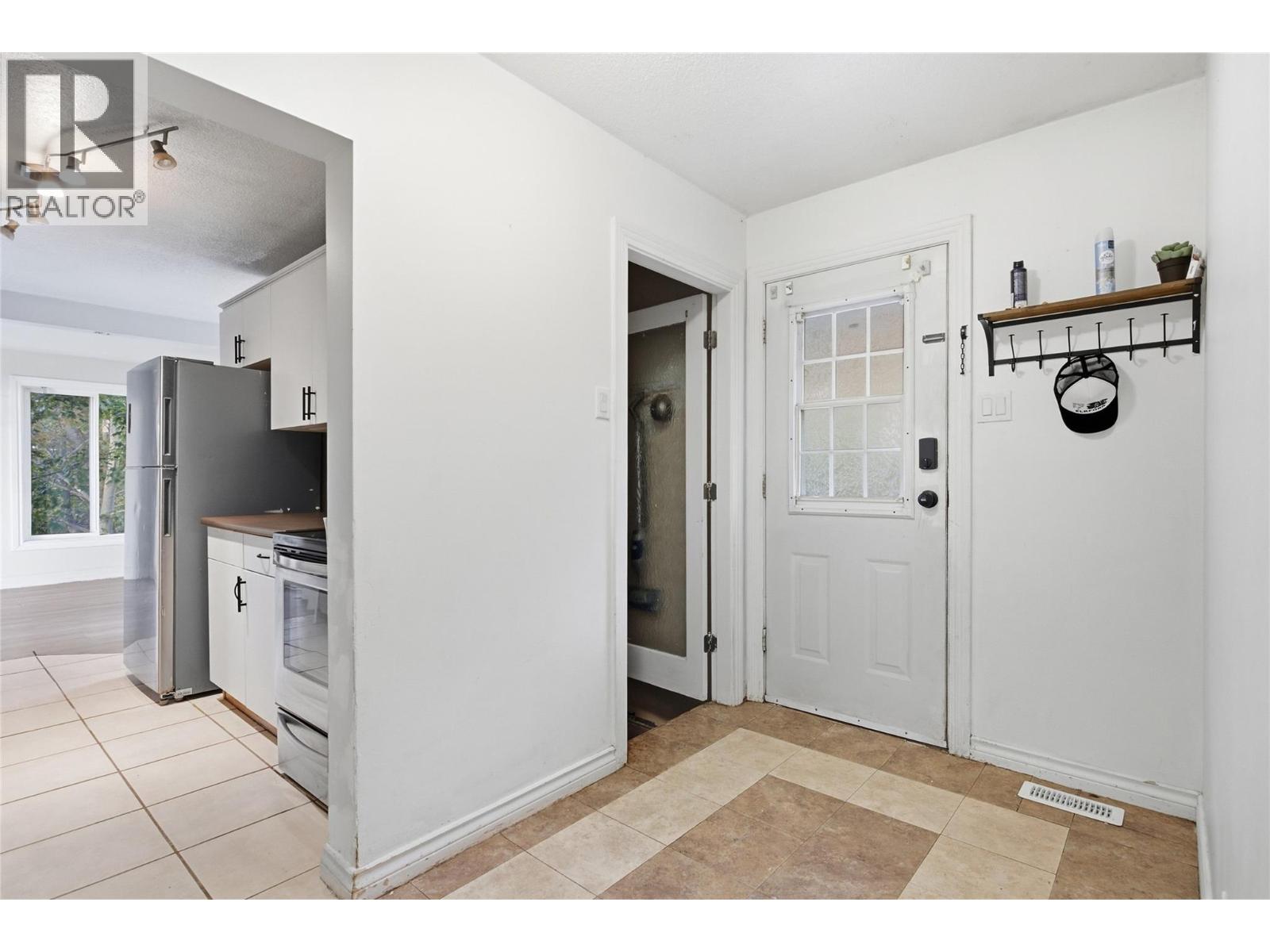 1202 Crestwood Drive Property Photo 2