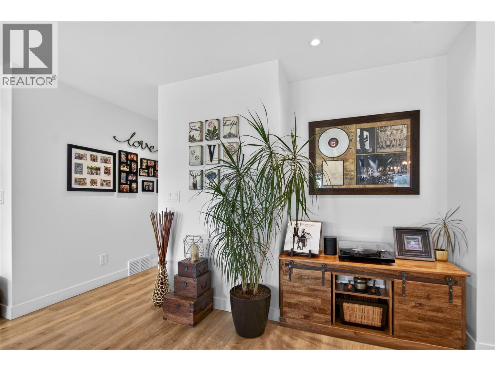 1070 Maccleave Avenue Property Photo 15