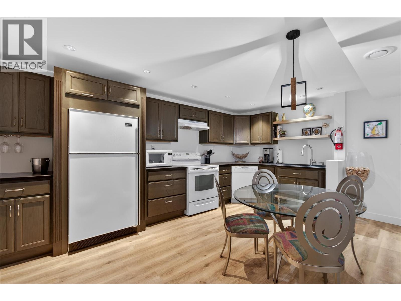 1070 Maccleave Avenue Property Photo 33