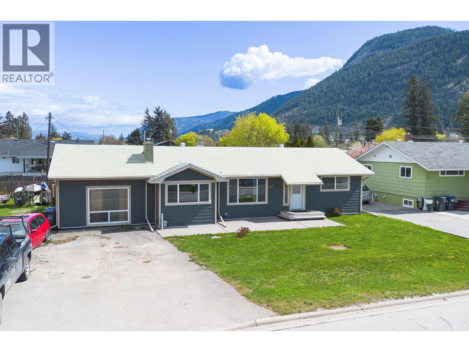 327 Pine Street Property Photo 4
