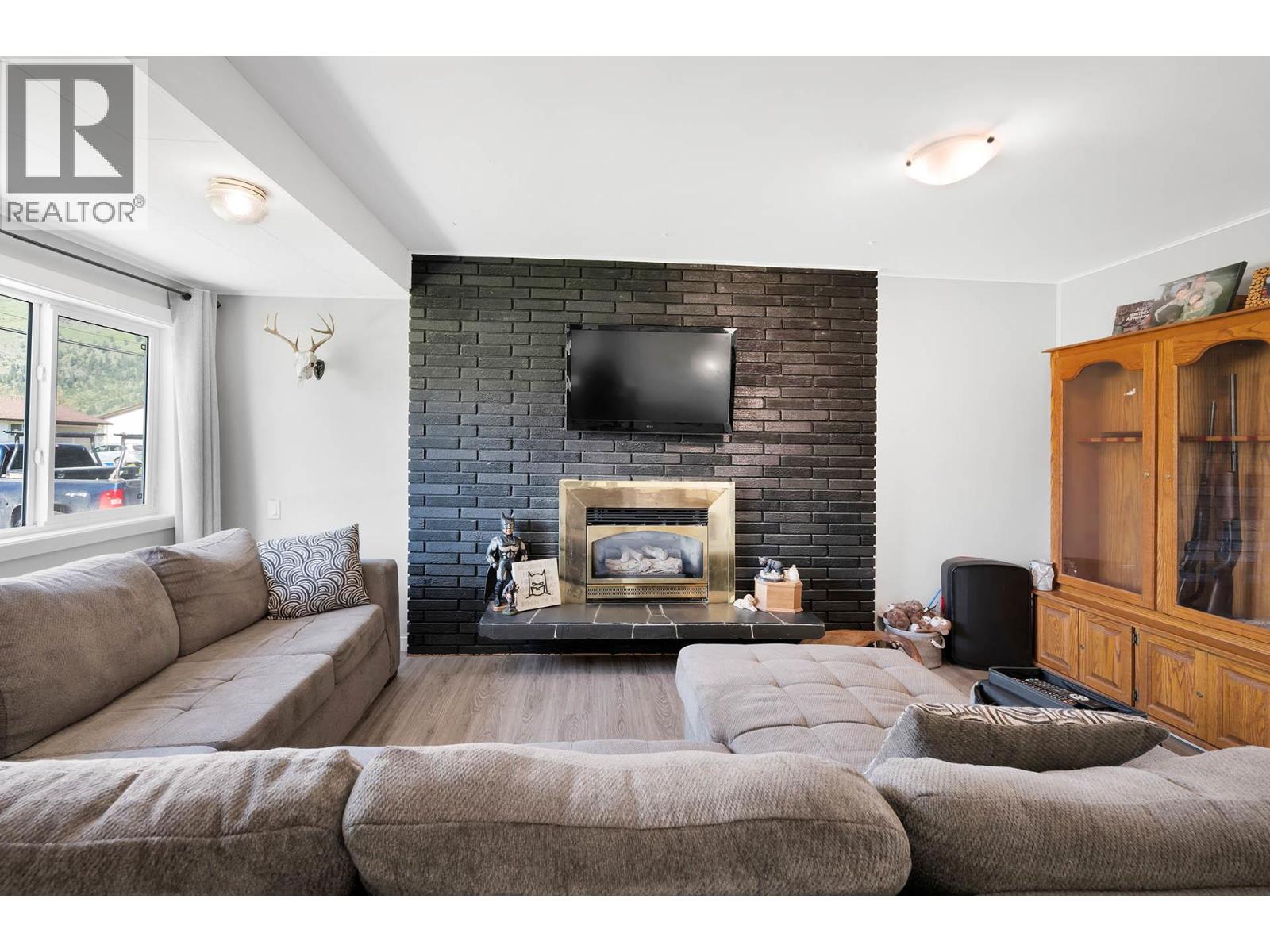 327 Pine Street Property Photo 12