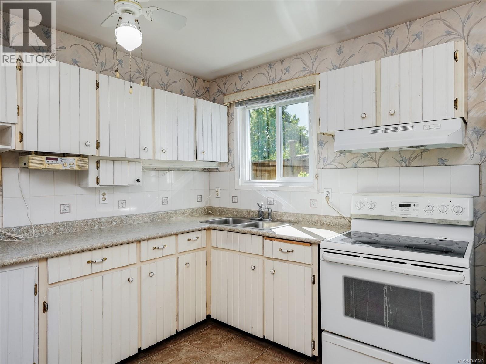 10040 Wisteria Pl Property Photo 3