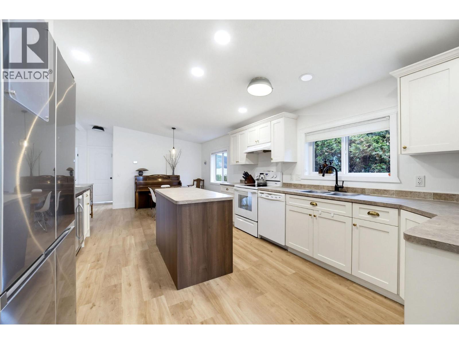 7241 46 Street Ne Property Photo 5