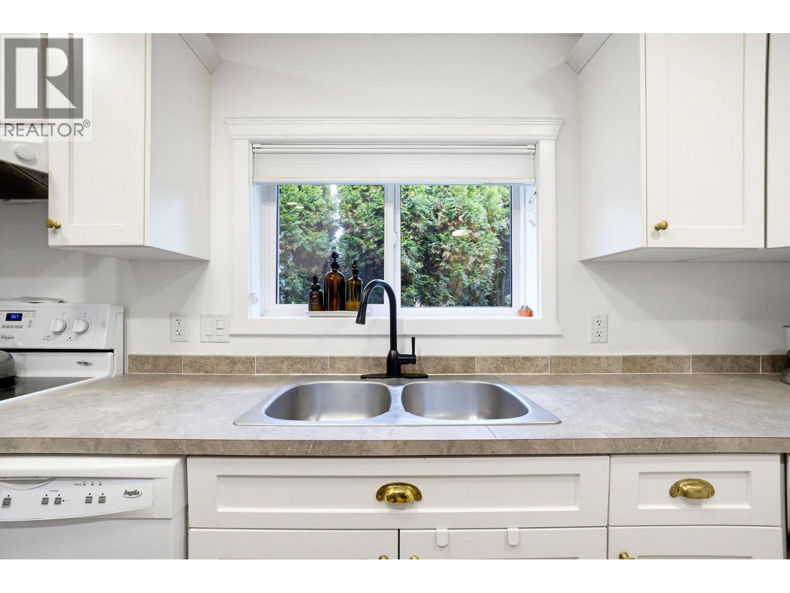 7241 46 Street Ne Property Photo 8